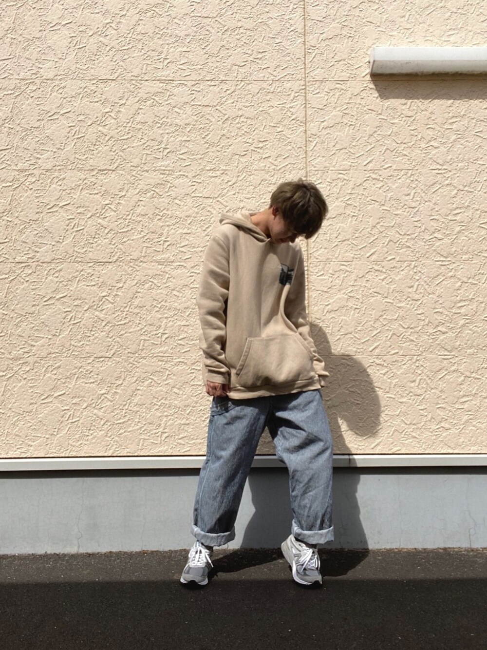 「秋コーデ、おしゃれさんと繋がりたい、ゆるコーデ、オーバーサイズ、ビックシルエット、カジュアル、パーカー、Bershka、LEE、New Balance」｜「Leeの【中村アンさん着用】Lee/リー【年間ベストセラー】ユニセックス対応 オーバーオール（サロペット/オーバーオール、ブルー系）」を使った、Chihiroさん（メンズ・172cm）の秋コーディネートの1枚目の写真