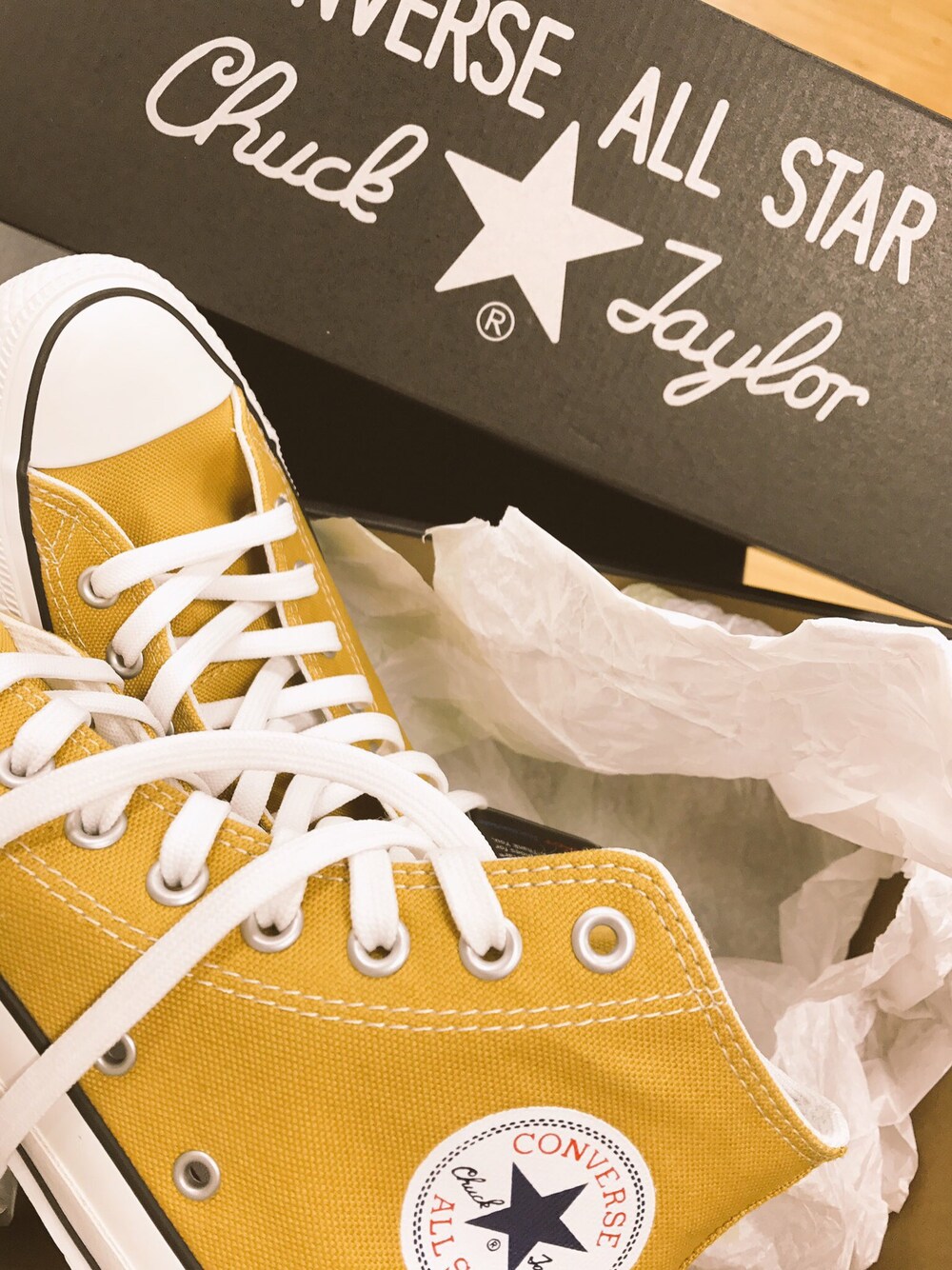 「カジュアルコーデ、プチプラ、スニーカー、シンプル、converse、ゆるコーデ、スニーカーおばさん」｜「CONVERSEのCONVERSE ALL STAR 100 COLORS HI（スニーカー、イエロー系）」を使った、えどぅさん（レディース・162cm）の冬コーディネートの1枚目の写真