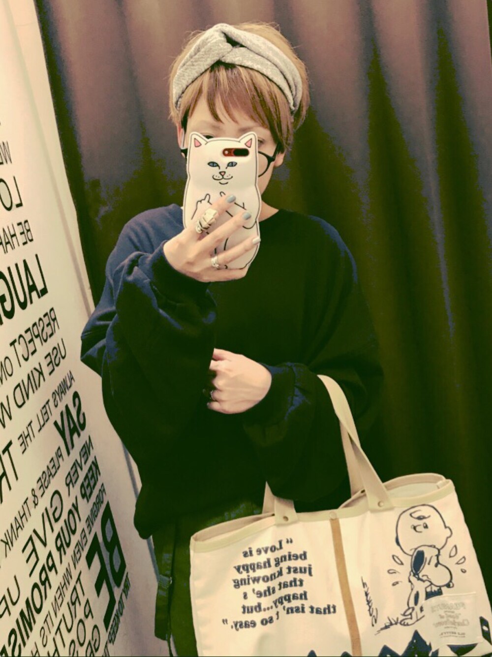 「パンツスタイル、シンプル、カジュアルコーデ、おしゃれさんと繋がりたい、黒、トレーナー、スヌーピー、ゆるコーデ、アラフォー、ショートヘア」｜「OLD BETTY'SのHair Band（ヘアバンド、グレー系）」を使った、えどぅさん（レディース・162cm）の冬コーディネートの1枚目の写真