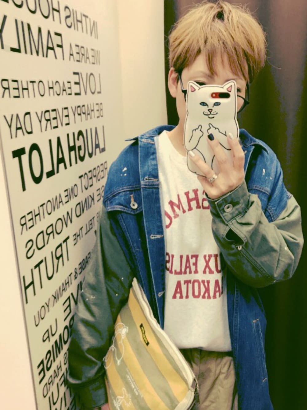 「カジュアルコーデ、おしゃれさんと繋がりたい、パンツスタイル、スウェット、スヌーピー、デニムコート、めがね、ショートヘア、春コーデ、niko and ...」｜「SNOOPY×OLD BETTY'SのSNOOPY Canvas Document Clutch Bag/スヌーピーキャンバスドキュメントクラッチバッグ（クラッチバッグ、グリーン系）」を使った、えどぅさん（レディース・162cm）の冬コーディネートの1枚目の写真