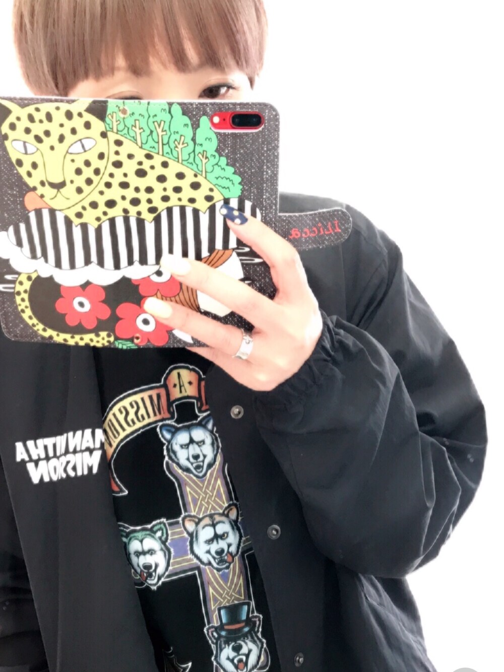 「シンプルコーデ、スニーカー、converse、LIVE、LIVEコーデ、MAN WITH A MISSION、狼、狼コーデ、コーチジャケット、コーチジャケット黒」｜「MAN WITH A MISSIONのアイテム（Tシャツ/カットソー、ブラック系）」を使った、えどぅさん（レディース・162cm）の春コーディネートの1枚目の写真