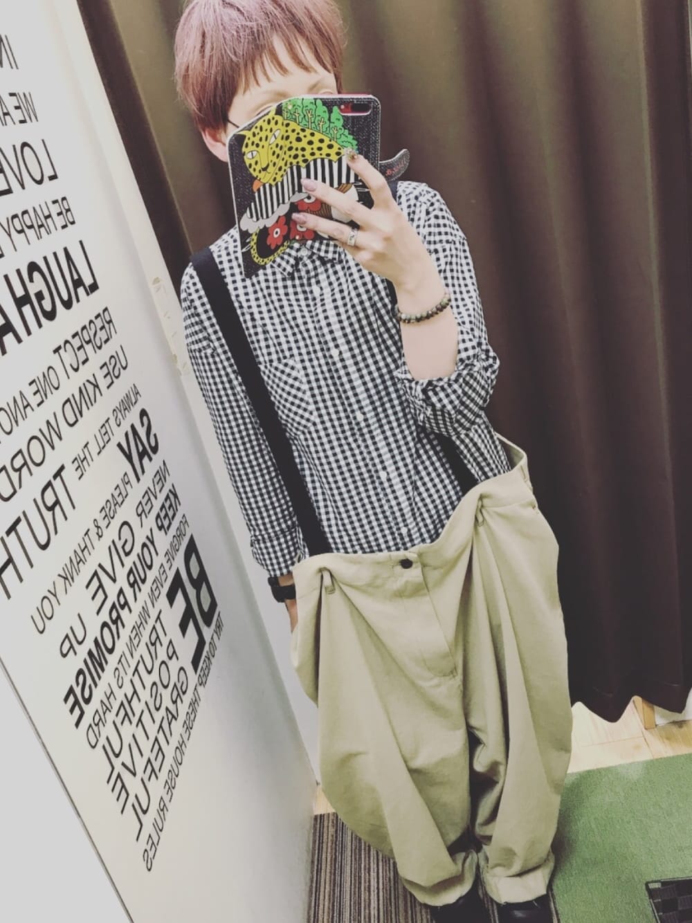 「シンプル、パンツスタイル、はるコーデ、ラクチンコーデ、カジュアル、ギンガムチェック、ショートヘア、コンバース、スニーカー、ギンガムチェックシャツ」｜「my beautiful landletの【my beautiful landlet】 cotton / denim BIG pants（その他パンツ、ベージュ系）」を使った、えどぅさん（レディース・162cm）の春コーディネートの1枚目の写真