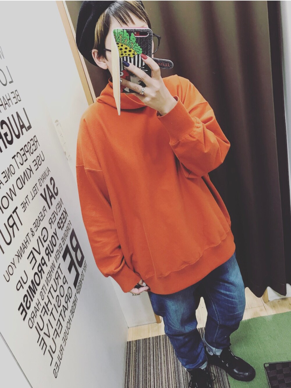 「秋冬コーデ、ゆるコーデ、カジュアル、スニーカー、ビッグシルエット、オトナ女子、converse、オレンジ、デニム、デニムパンツ」｜「RNA-NのM1055 ストレッチツイルBIGトレーナー（スウェット、オレンジ系）」を使った、えどぅさん（レディース・162cm）の秋コーディネートの1枚目の写真
