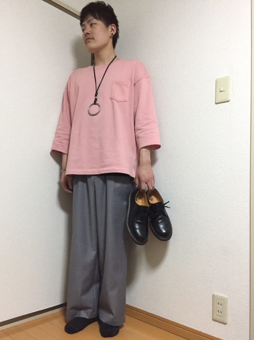 ピンク系のTシャツ/カットソー、グレー系のその他パンツ、ブラック系のブーツを着用したメンズの春コーディネートの1枚目の写真