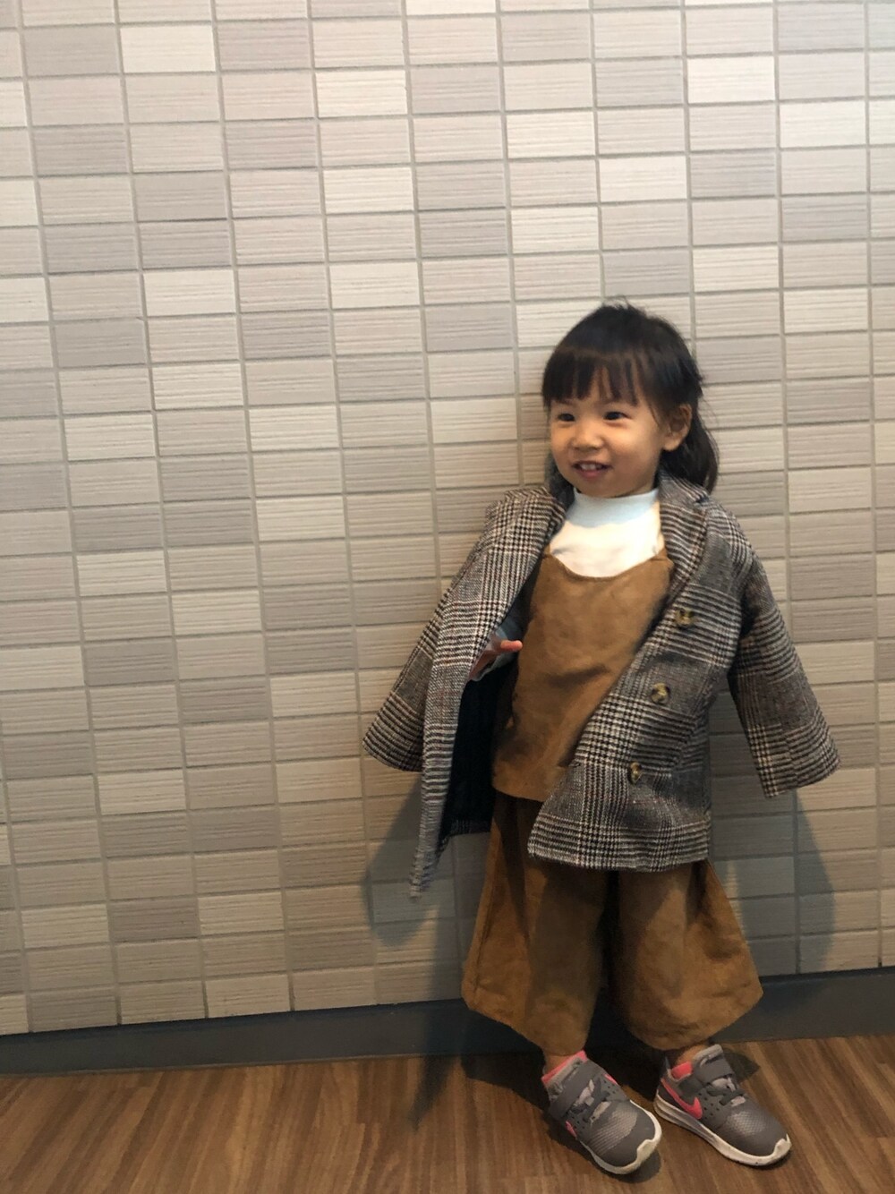 「３歳女の子、西松屋コーデ、ナイキ、セットアップ、キャメルコーデ」｜「西松屋のアイテム（ジャケット/アウター、グレー系）」を使った、t𓇼mさん（キッズ・80cm）の冬コーディネートの1枚目の写真