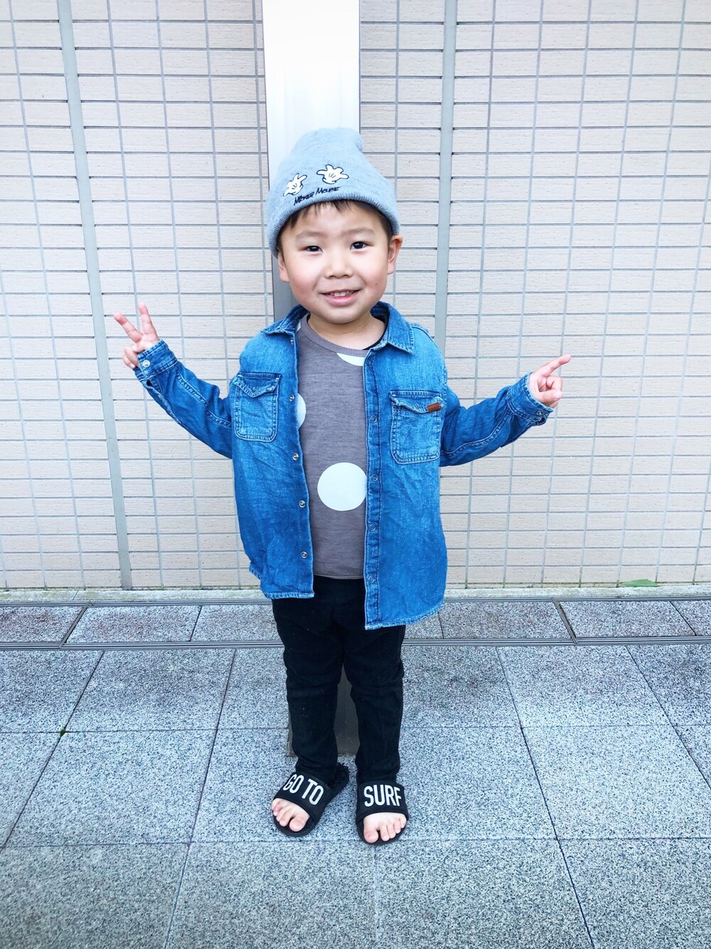 「5歳、5歳男の子、キッズ、ニット帽、ZARA KIDS、バースデイ、ビラボン(BILLABONG)、BREEZE、記録用」｜「Birthdayのアイテム（Tシャツ/カットソー、ブラウン系）」を使った、t𓇼mさん（キッズ・100cm）の春コーディネートの1枚目の写真