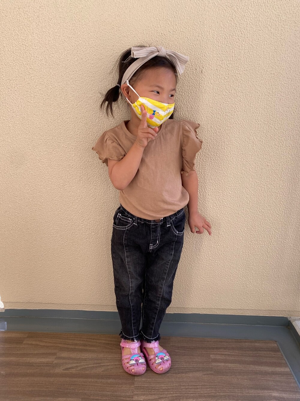 「ヘアバンド、4歳、4歳女の子、西松屋、BREEZE、crocs、バースデイ」｜「西松屋のアイテム（Tシャツ/カットソー、ブラウン系）」を使った、t𓇼mさん（キッズ・90cm）の春コーディネートの1枚目の写真