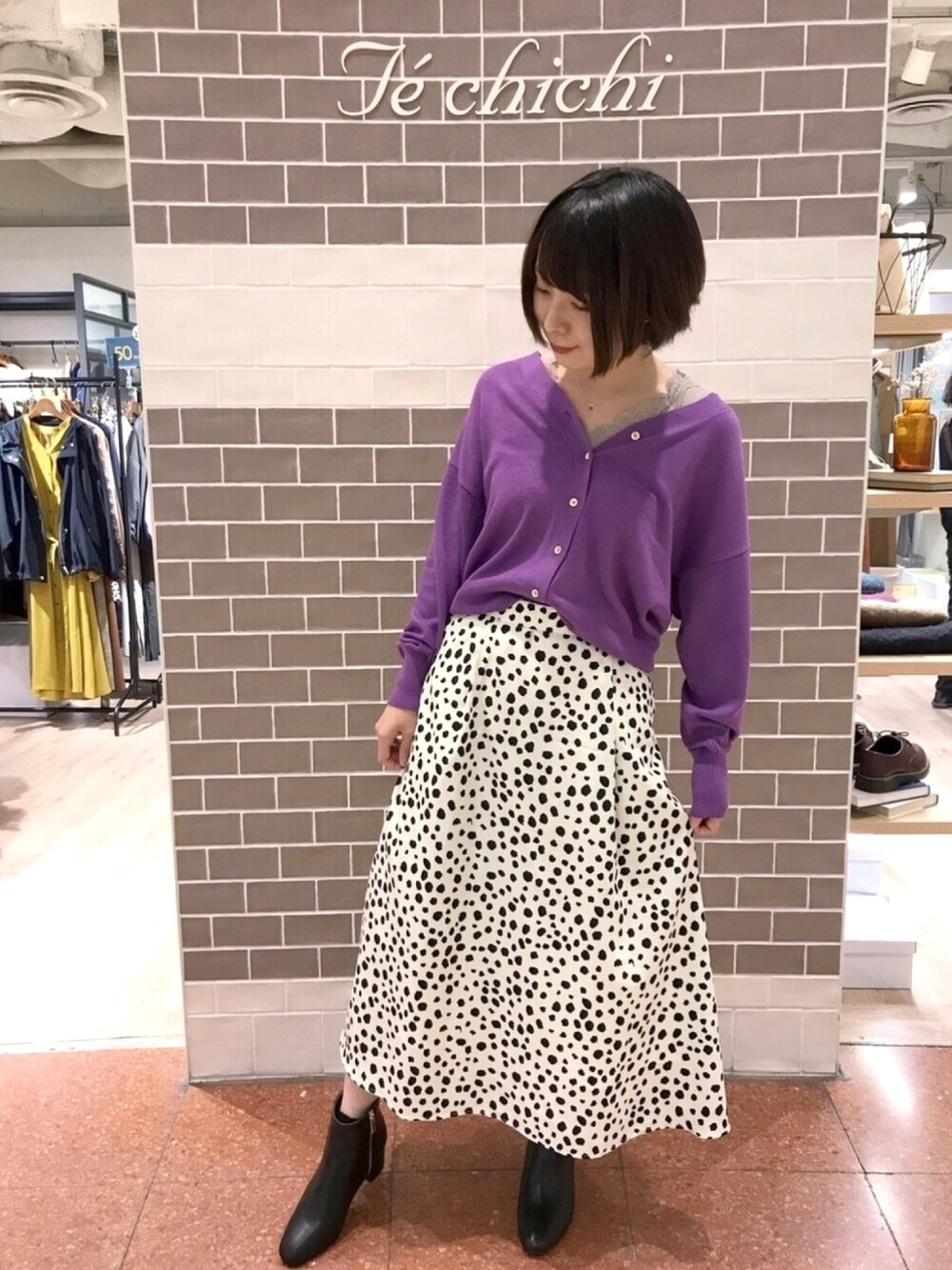 「秋コーデ、大人カジュアル、秋冬コーデ、ダルメシアン柄、ダルメシアン柄スカート、レースタンク、テチチ(Te chichi)」｜「Te chichiのダルメシアン柄フレアスカート（スカート、ホワイト系）」を使った、techichi横浜ポルタ店さん（レディース・154cm）の秋コーディネートの1枚目の写真
