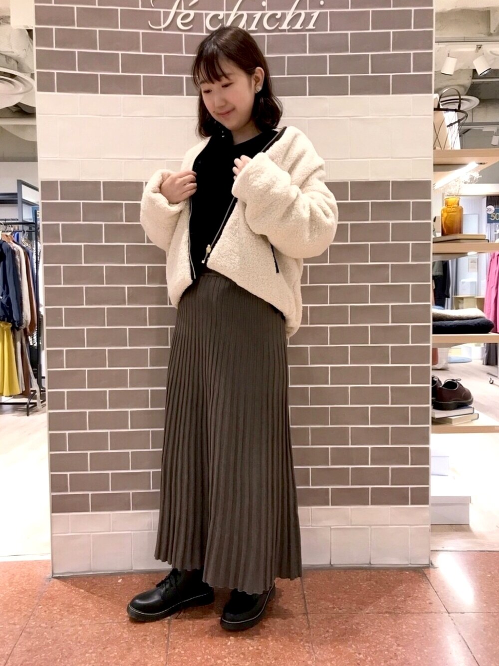 「秋コーデ、大人カジュアル、秋冬コーデ、ボアジャケット、ボア、リバーシブルブルゾン、ボアブルゾン、ニットスカート、プリーツスカート」｜「Lugnoncureのプレーントゥシューズ（ドレスシューズ、ブラック系）」を使った、techichi横浜ポルタ店さん（レディース・160cm）の秋コーディネートの1枚目の写真