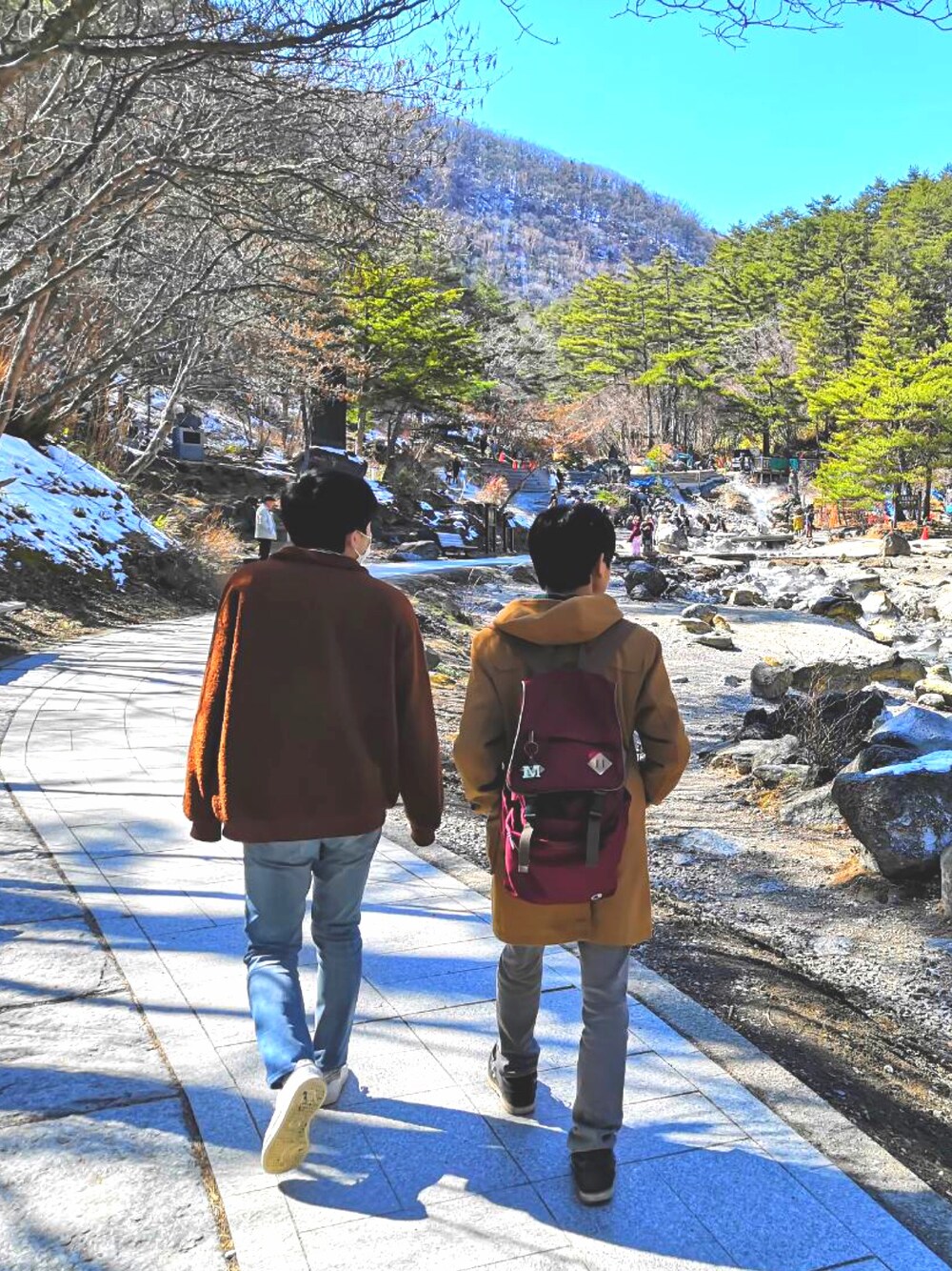 「旅行、春、春コーデ」｜「temptationのアイテム（ブルゾン、ブラウン系）」を使った、シリキ･ウトゥンドゥ🇮🇹さん（メンズ・173cm）の春コーディネートの1枚目の写真