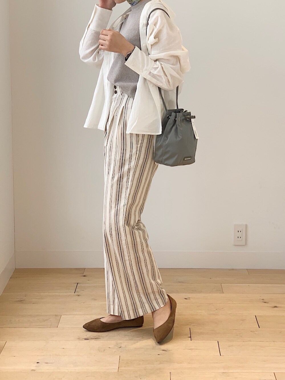 ホワイト系のその他パンツ、グリーン系のショルダーバッグ、ホワイト系のシャツ/ブラウスを着用したレディースの春コーディネートの1枚目の写真