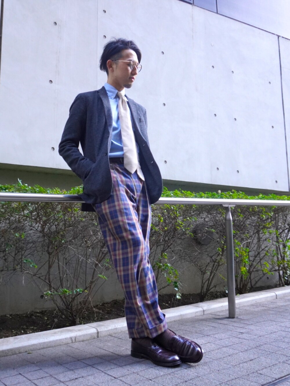「クリスマス、チェックパンツ、ジャケット、トラッド、ネクタイ、オリバーピープルズ、オールデン、ラルフローレン、大人コーデ」｜「POLO RALPH LAURENのMorgan ヘリンボーン スポーツ コート（テーラードジャケット、グレー系）」を使った、tpfashionさん（メンズ・174cm）の冬コーディネートの1枚目の写真
