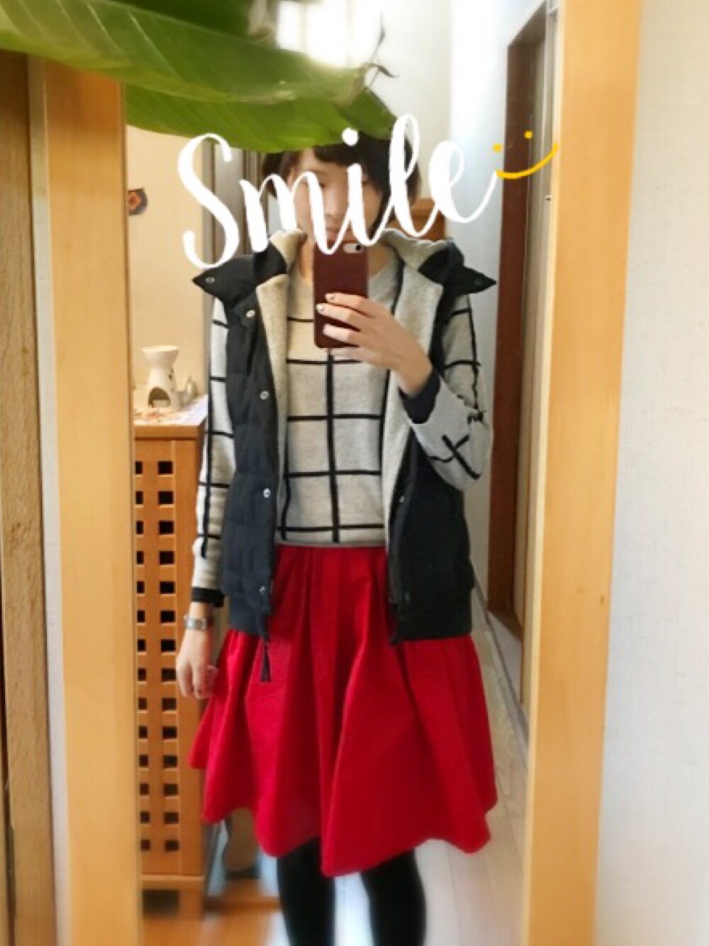 「赤スカート、ダウンベスト、冬コーデ」｜「PLSTのアイテム（ニット/セーター、グレー系）」を使った、myuchiさん（レディース・156cm）の冬コーディネートの1枚目の写真