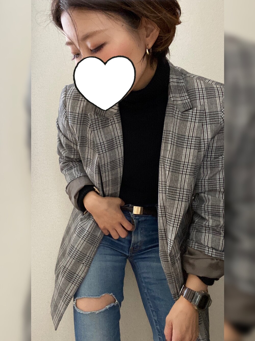 グレー系のその他アウター、ブルー系のデニムパンツを着用したレディースの冬コーディネートの1枚目の写真