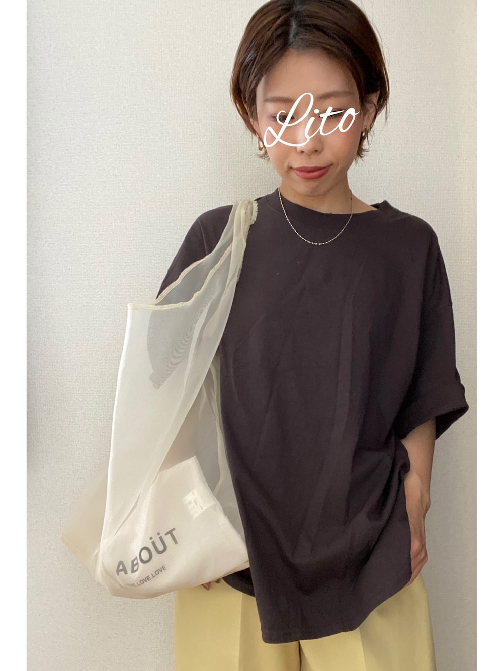 「Tシャツ、ビッグT、タックパンツ、イエローパンツ、シースルー、ラフ、低身長コーデ、ビッグシルエット、スミクロ、大人カジュアル」｜「moment+のバックビックロゴTシャツ（Tシャツ/カットソー、ブラック系）」を使った、𝙻𝚒.☺︎✓さん（レディース・149cm）の夏コーディネートの1枚目の写真