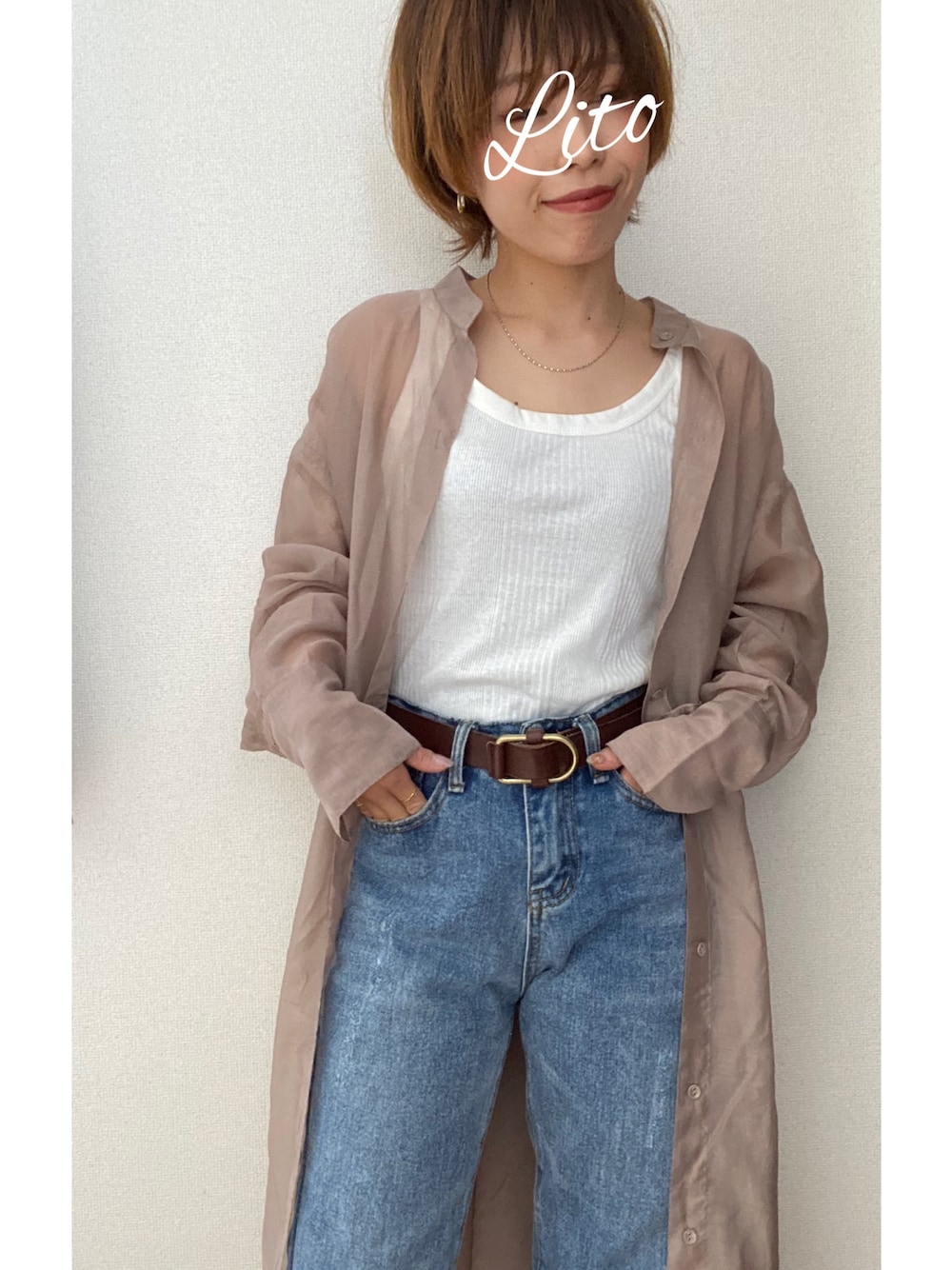 「低身長コーデ、ロングシャツ、シアーシャツ、タンクトップ、デニム、デニムパンツ、大人カジュアル、シャツスタイル、フォローミー、白タンク」｜「Aunt Marie'sのAUNT MARIE'S サイドボタンシアーロングシャツワンピース（ワンピース、ベージュ系）」を使った、𝙻𝚒.☺︎✓さん（レディース・149cm）の夏コーディネートの1枚目の写真