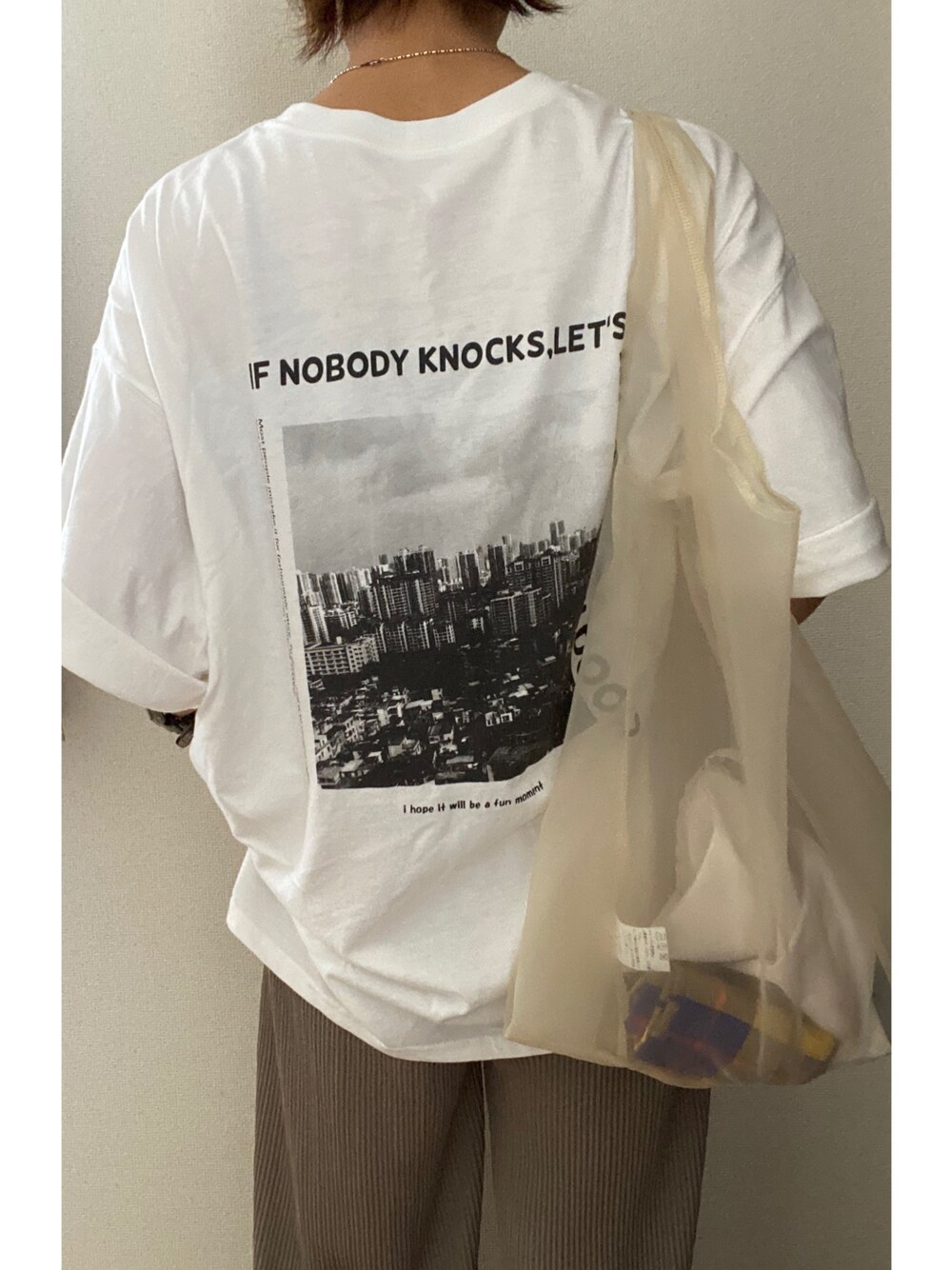 「着回しコーデ、Tシャツ、リラックススタイル、シースルー、シースルーバッグ、ラフ、低身長、白Tシャツ、転写プリント、プリーツパンツ」｜「moment+のビルフォト＆ロゴバックプリントTシャツ（Tシャツ/カットソー、ホワイト系）」を使った、𝙻𝚒.☺︎✓さん（レディース・149cm）の夏コーディネートの1枚目の写真