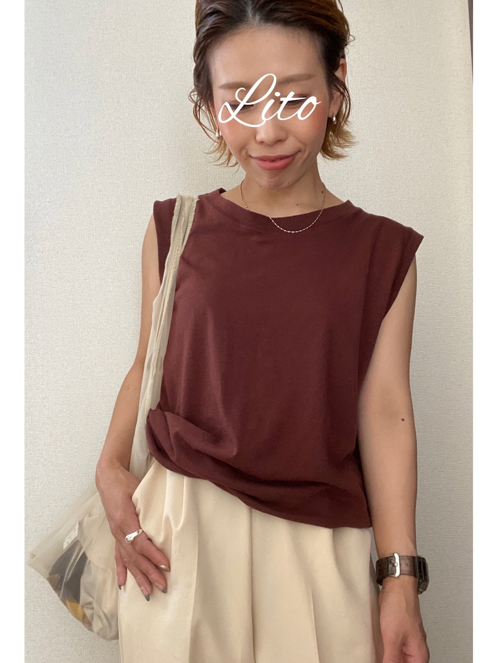 「タンクトップ、タックパンツ、大人コーデ、シンプルコーデ、低身長コーデ、ブラウンタンクトップ、低身長女子、白パンツ、ブラウン」｜「CANAL JEANのvia j(ヴィアジェイ)無地タンクトップ（タンクトップ、ブラウン系）」を使った、𝙻𝚒.☺︎✓さん（レディース・149cm）の夏コーディネートの1枚目の写真
