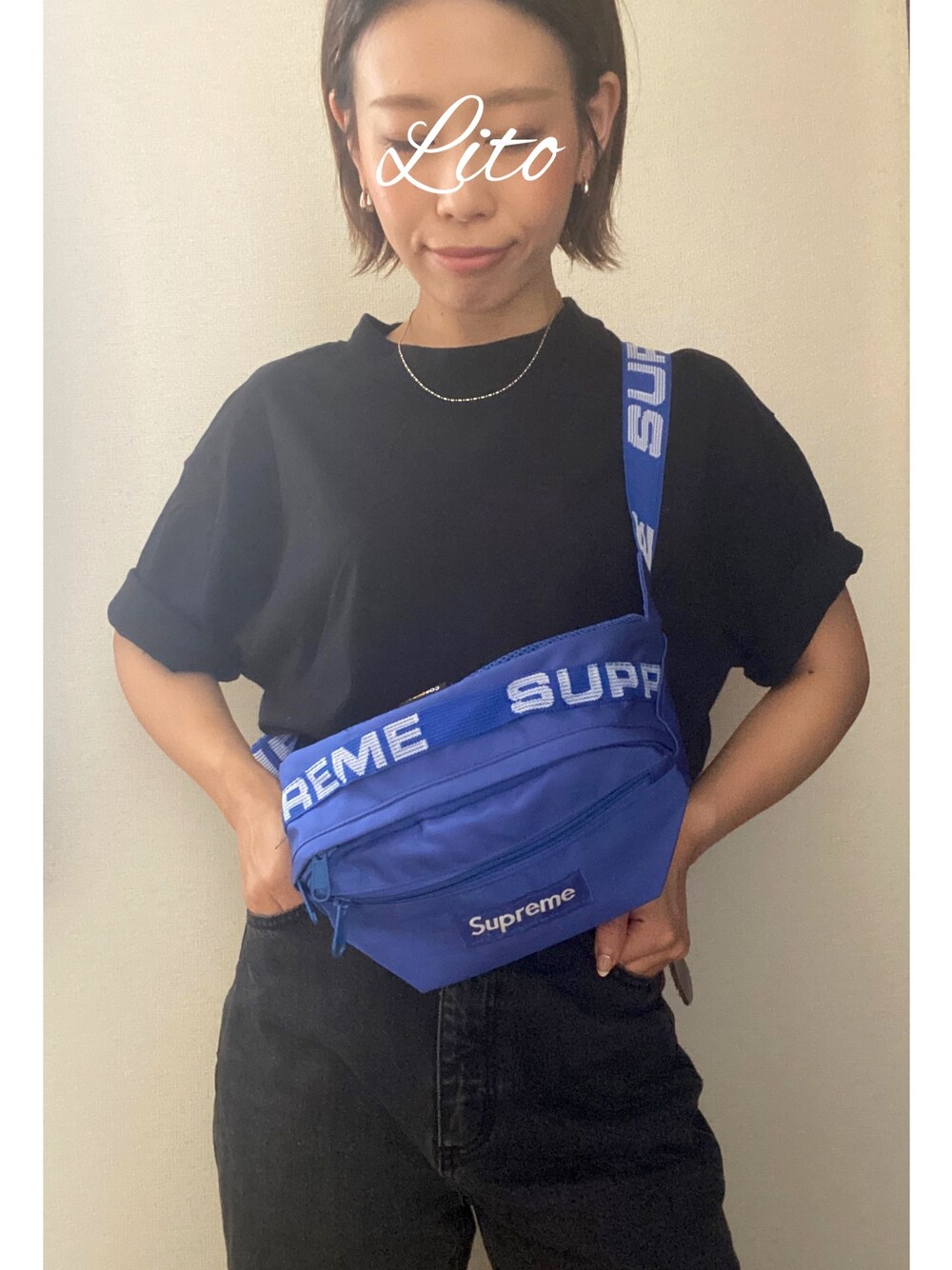 「低身長コーデ、ブラックコーデ、Tシャツ、シュプリーム、ウエストポーチ、ショルダーバッグ、ワントーンコーデ、大人カジュアル、低身長、黒デニム」｜「HANESの【Hanes for BIOTOP】MOCK NECK PAC T-shirts(2pcs)（Tシャツ/カットソー、その他）」を使った、𝙻𝚒.☺︎✓さん（レディース・149cm）の秋コーディネートの1枚目の写真