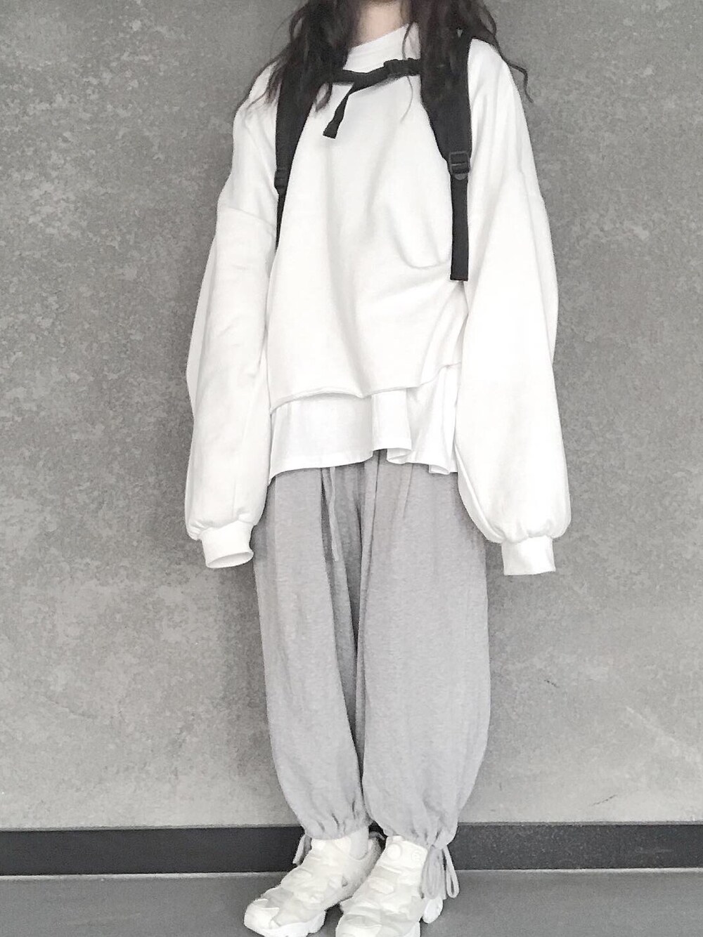 「ootd、街头搭配、休闲、复古、日系极简、oversize、基础款、白T、outfit、运动搭配」｜「UngridのビッグシルエットロングスリーブTee（Tシャツ/カットソー、ホワイト系）」を使った、牙牙さん（レディース・164cm）の秋コーディネートの1枚目の写真
