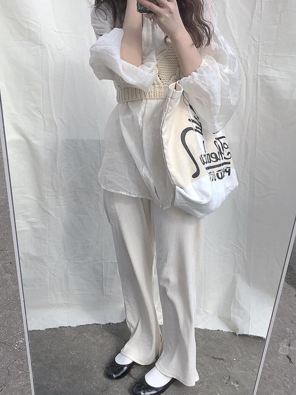 「ootd、休闲、复古、日系极简、基础款、mystic、outfit、春コーデ、春、通勤穿搭」｜「mysticのシアースタンドギャザーブラウス（シャツ/ブラウス、ホワイト系）」を使った、牙牙さん（レディース・164cm）の春コーディネートの1枚目の写真