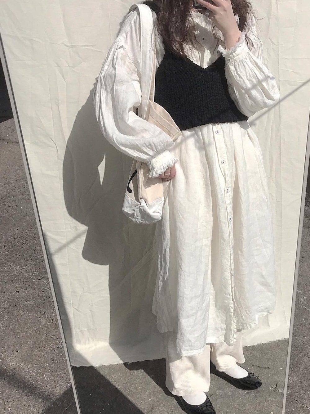 「ootd、街头搭配、休闲、日系极简、春コーデ、春、outfit、盐系风格、黑白搭配、基础款」｜「THEATRE PRODUCTSのコットンキャンバスロゴトートバッグ（トートバッグ、ベージュ系）」を使った、牙牙さん（レディース・164cm）の春コーディネートの1枚目の写真