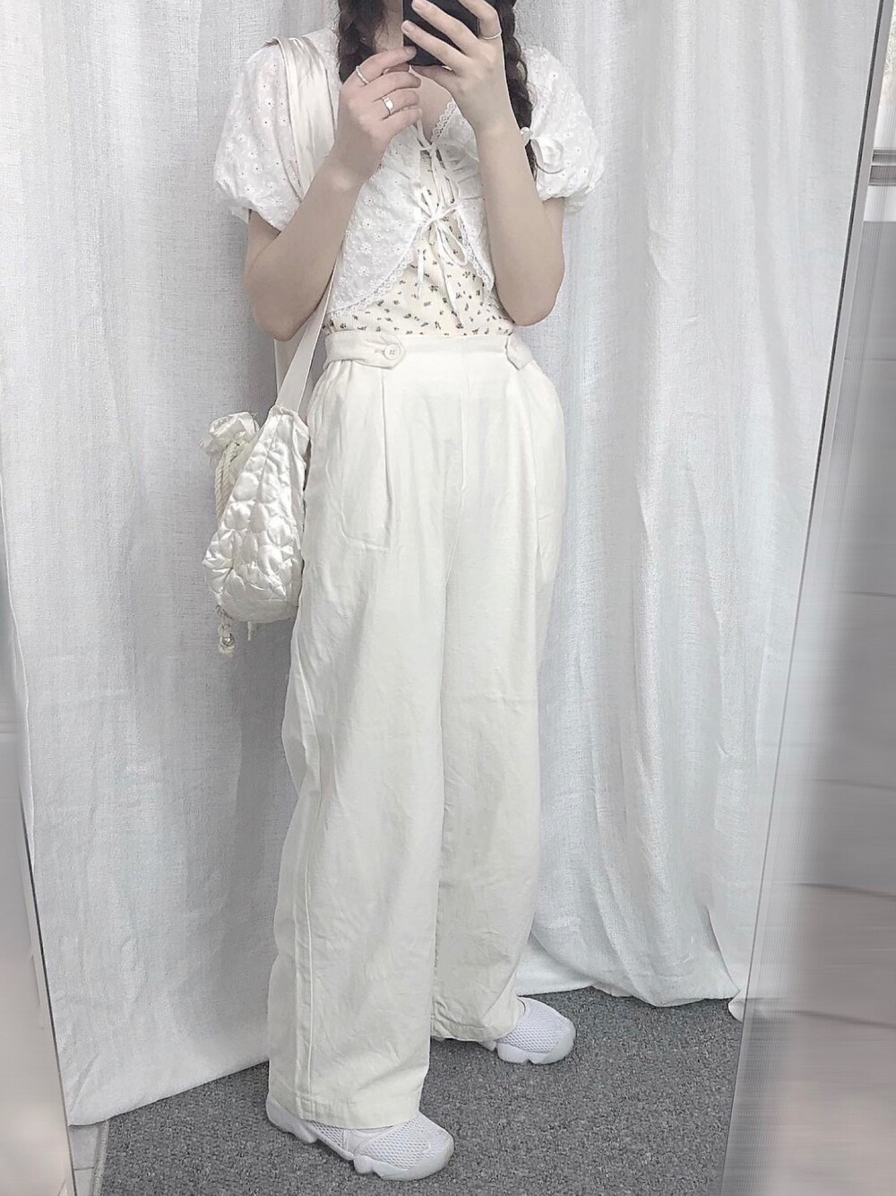 「ootd、休闲、复古、outfit、夏、日系极简、基础款、盐系风格、NIKE、街头搭配」｜「ems exciteのスカラップブラウス+ノースリセット（シャツ/ブラウス、ホワイト系）」を使った、牙牙さん（レディース・164cm）の春コーディネートの1枚目の写真