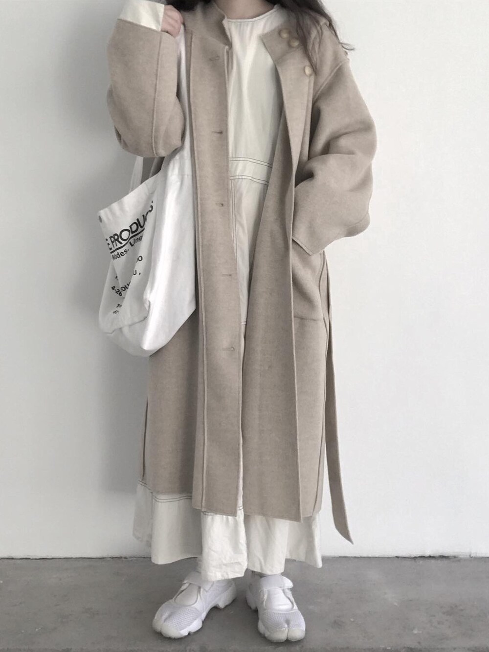「ootd、街头搭配、outfit、休闲、复古、日系极简、oversize、连衣裙、基础款、通勤穿搭」｜「KBFのアイテム（ワンピース、ベージュ系）」を使った、牙牙さん（レディース・164cm）の秋コーディネートの1枚目の写真