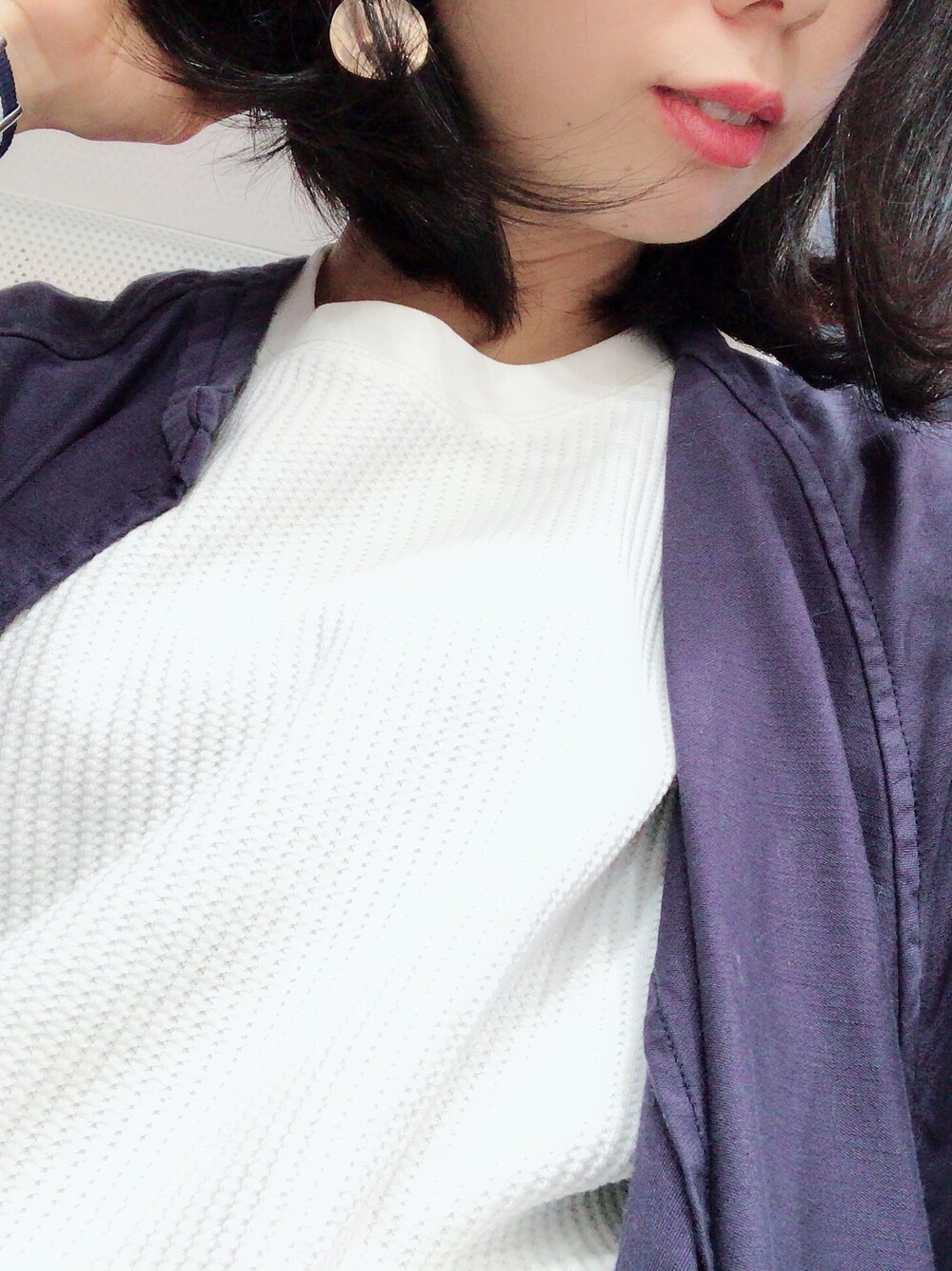 ホワイト系のTシャツ/カットソー、ブルー系のその他アウター、ゴールド系のイヤリングを着用したレディースの春コーディネートの1枚目の写真