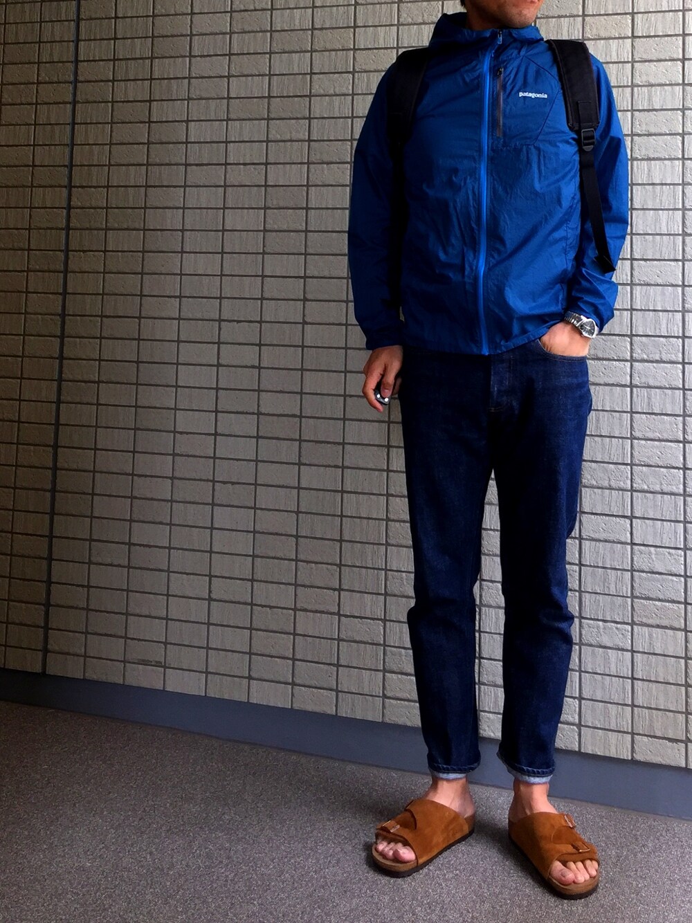 「A.P.C.、パタゴニア、patagonia、ビルケンシュトック、birkenstock、サンダル、セルビッチデニム」｜「A.P.C.のプチニュースタンダードジーンズ（デニムパンツ、ブルー系）」を使った、gruffunaさん（メンズ・168cm）の春コーディネートの1枚目の写真