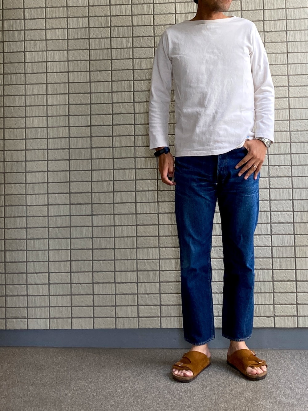 「シンプルコーデ、サンダル、バスクシャツ、birkenstock、orcival、RESOLUTE、Hamilton」｜「RESOLUTEのアイテム（デニムパンツ、ブルー系）」を使った、gruffunaさん（メンズ・168cm）の春コーディネートの1枚目の写真