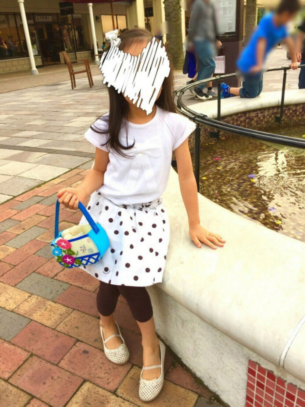 ホワイト系のサンダル、ホワイト系のスカート、ホワイト系のニット/セーターを着用したキッズの春コーディネートの1枚目の写真