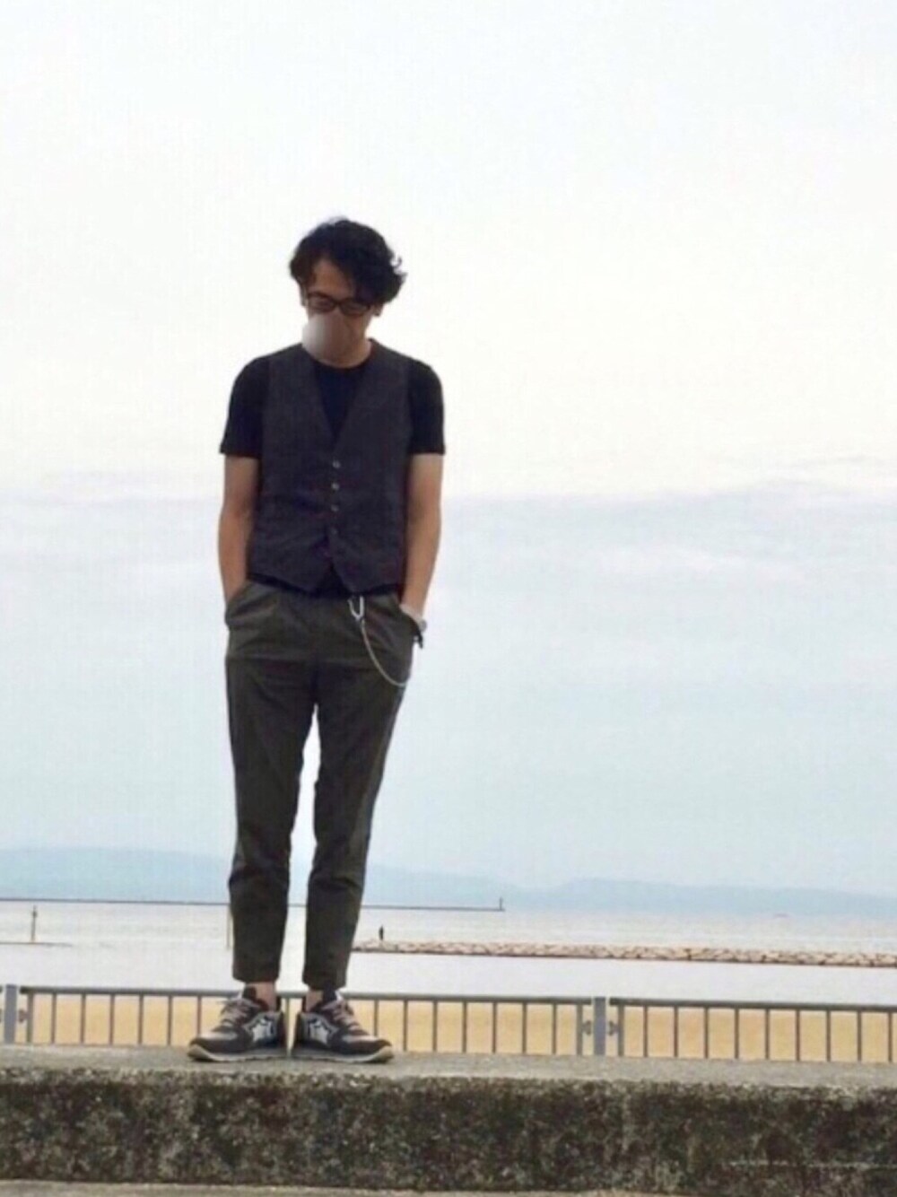 グレー系のスニーカー、ブラウン系のチノパンツ、ホワイト系のTシャツ/カットソーを着用したメンズの夏コーディネートの1枚目の写真