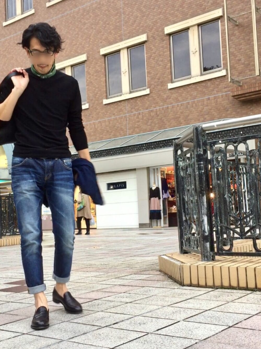 「カジュアル、秋コーデ、キレイめ、大人カジュアル、革靴、ブラックコーデ、ニット、ローファー、デニム、ネッカチーフ」｜「ZARAのアイテム（ニット/セーター、ブラック系）」を使った、ミニだタロよしさん（メンズ・179cm）の秋コーディネートの1枚目の写真