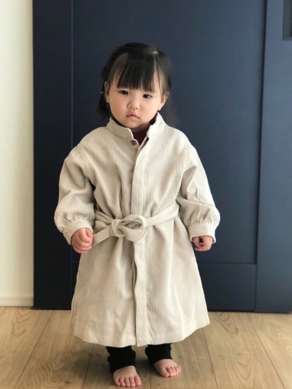 「キッズファッション、赤ちゃん、オーバーサイズ、１歳８ヶ月、80cm、おんなのこ、ptite main」｜「petit mainのチェック柄長袖ガウンシャツワンピース（シャツワンピース、ベージュ系）」を使った、tnaさん（キッズ・80cm）の春コーディネートの1枚目の写真