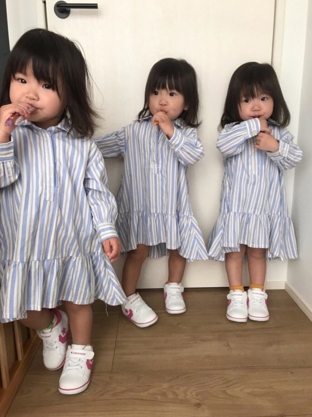 「三つ子コーデ、プチプラ、シャツワンピース、シャツワンピ、スニーカー、コンバース、おそろいコーデ、おそろコーデ、ワンピース×スニーカー、ストライプワンピース」｜「apres les coursのストライプシャツワンピ（シャツワンピース、ブルー系）」を使った、tnaさん（キッズ・80cm）の春コーディネートの1枚目の写真