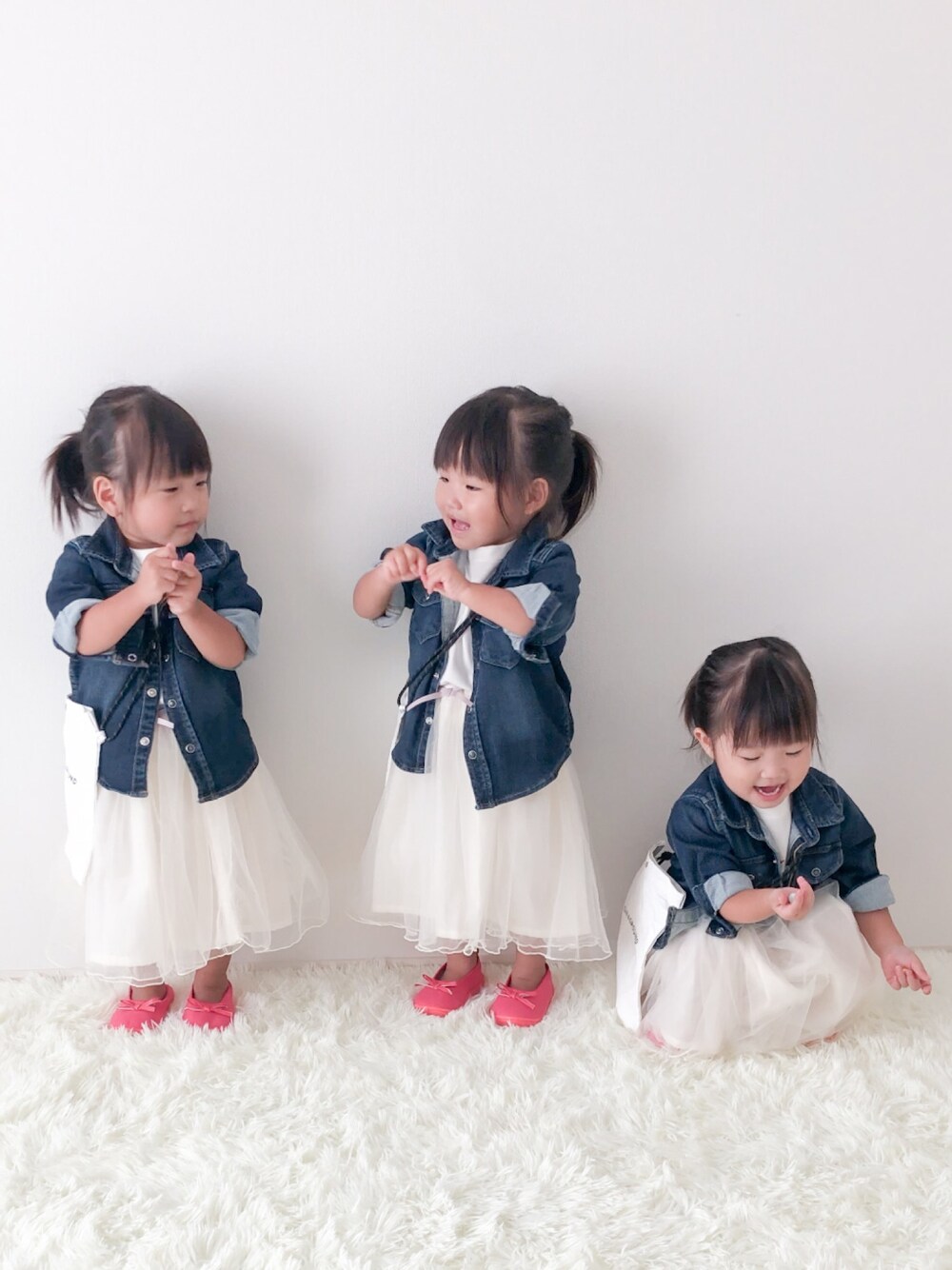 「三つ子コーデ、デニムシャツ、チュールスカート、チュール、バレエシューズ、バレーシューズ、サコッシュ、リンクコーデ、おそろいコーデ、おそろコーデ」｜「GAPのGap スーパーソフトデニム ウエスタンシャツ（シャツ/ブラウス、ブルー系）」を使った、tnaさん（キッズ・80cm）の夏コーディネートの1枚目の写真