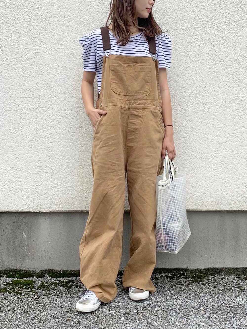 ホワイト系のTシャツ/カットソー、ブラウン系のサロペット/オーバーオール、ホワイト系のトートバッグを着用したレディースの夏コーディネートの1枚目の写真