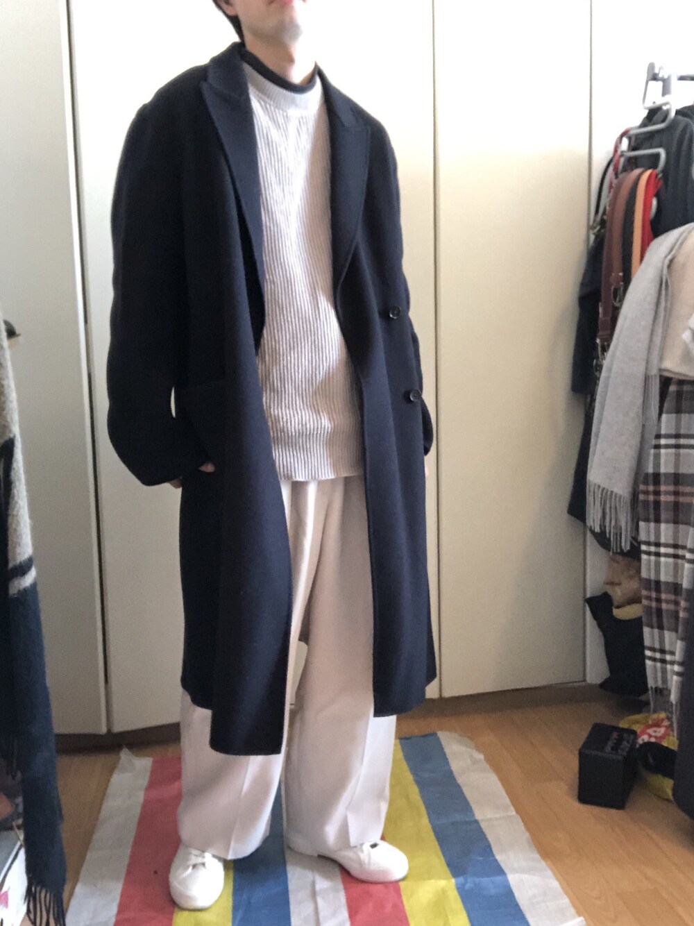 「ロングコート、シンプル、高見えコーデ、白パンツコーデ、スニーカー、ユニクロ、リドム、おしゃれさんと繋がりたい」｜「LIDNMのLIGHT WEIGHT FROCK COAT（その他アウター、ブルー系）」を使った、yu_さん（メンズ・174cm）の冬コーディネートの1枚目の写真