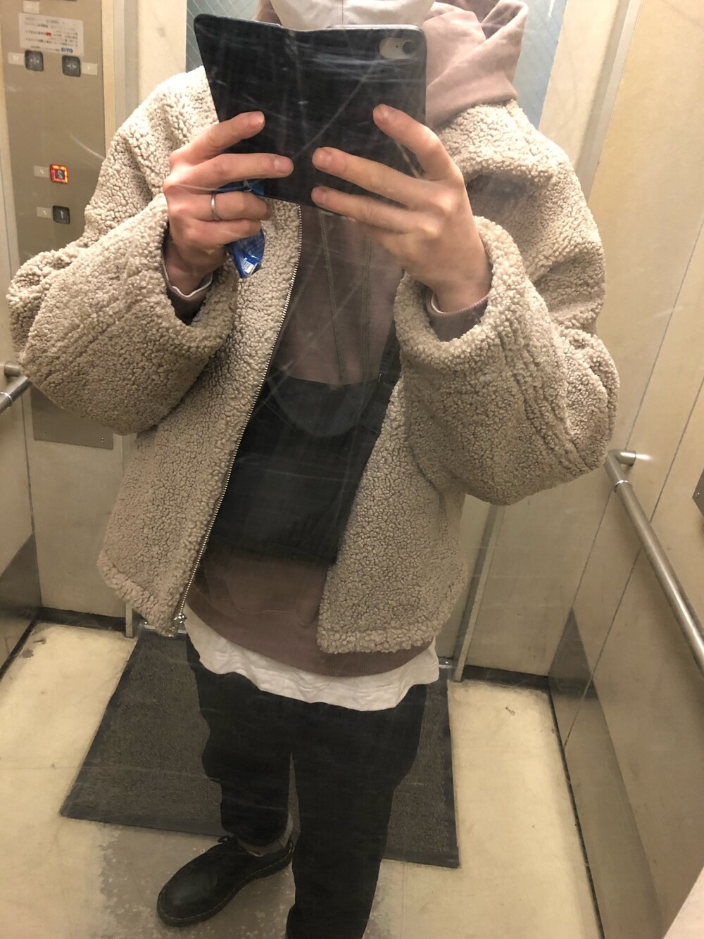 「ボア、リドム、パーカー、ブラウン、シンプルコーデ、ビッグシルエット、ドクターマーチン、3ホール」｜「LIDNMのOVERSIZED BOA OUTER（ブルゾン、ベージュ系）」を使った、yu_さん（メンズ・174cm）の冬コーディネートの1枚目の写真