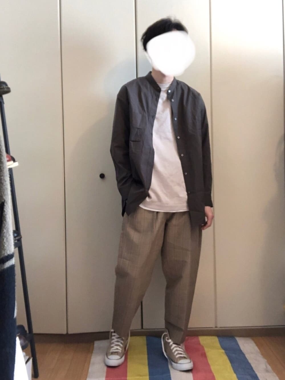 「シャツスタイル、春コーデ、オトナカジュアル、シャツコーデ、ユニクロ、リドム、ベージュ、コンバース オールスター」｜「LIDNMのWOOL CHECK TAPERED SLACKS（スラックス、ベージュ系）」を使った、yu_さん（メンズ・174cm）の春コーディネートの1枚目の写真