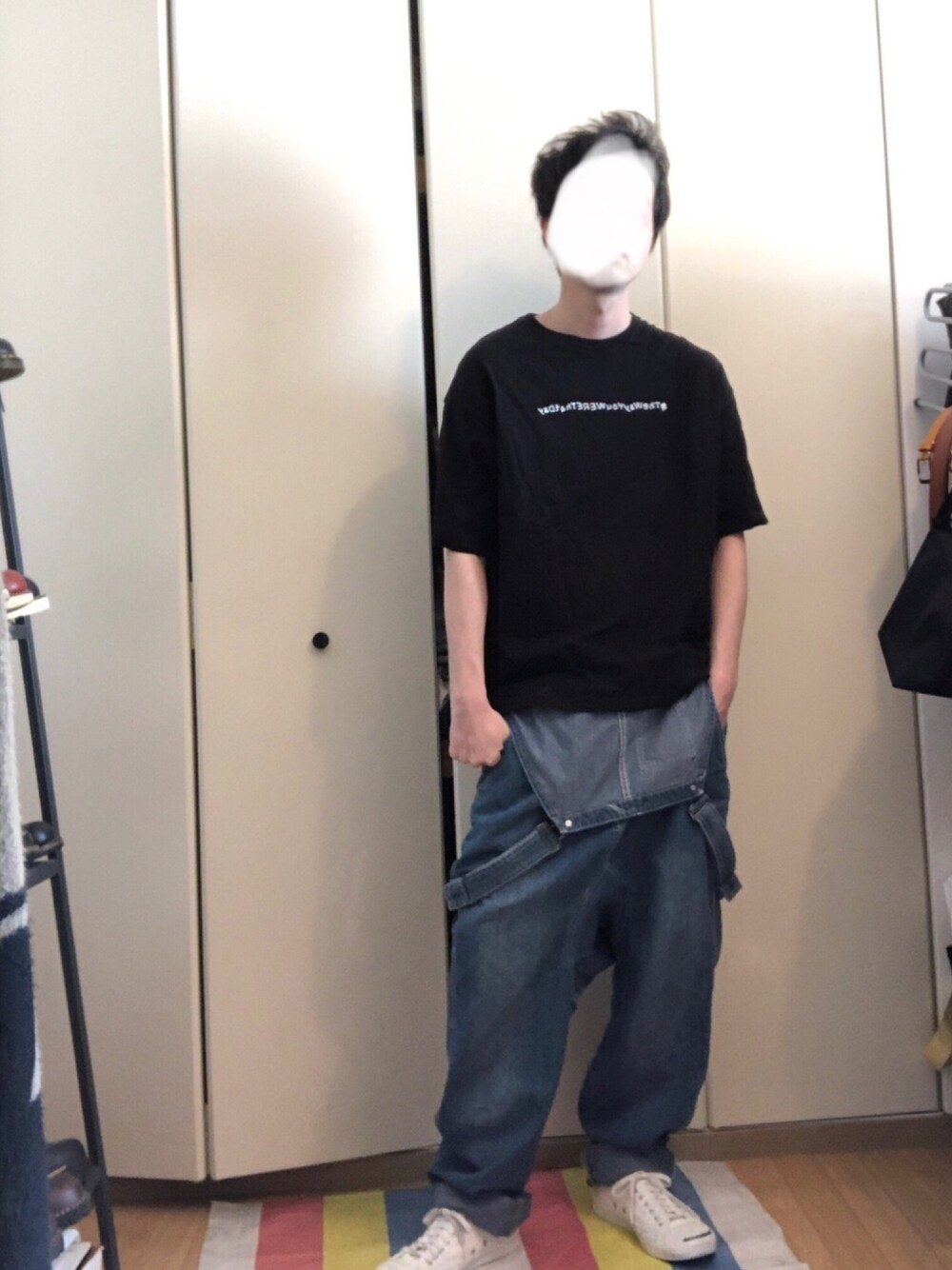 「Tシャツ、バックプリント、オーバーオール、カジュアルコーデ、ストリートコーデ、はるコーデ、ゆるコーデ、おしゃれさんと繋がりたい」｜「LIDNMのEMBROIDERY COLLABORATION T-SHIRT（Tシャツ/カットソー、ブラック系）」を使った、yu_さん（メンズ・174cm）の春コーディネートの1枚目の写真