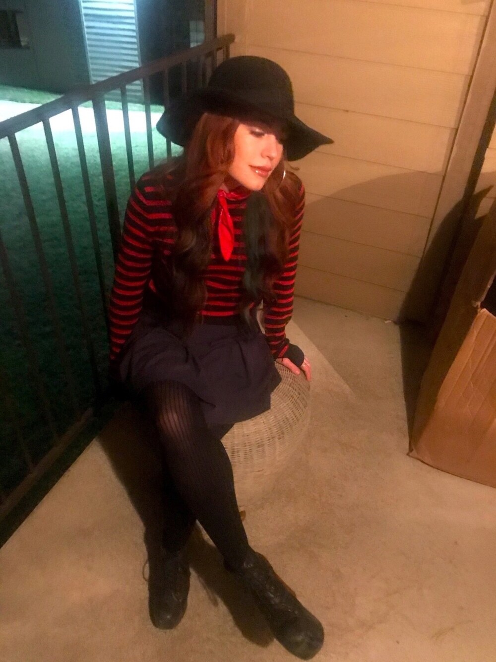 「hat、chic、knitwear、pleated skirt、winter、stripes」｜「MARC JACOBSのアイテム（ニット/セーター、レッド系）」を使った、LinneaLoreeさん（レディース・157cm）の秋コーディネートの1枚目の写真