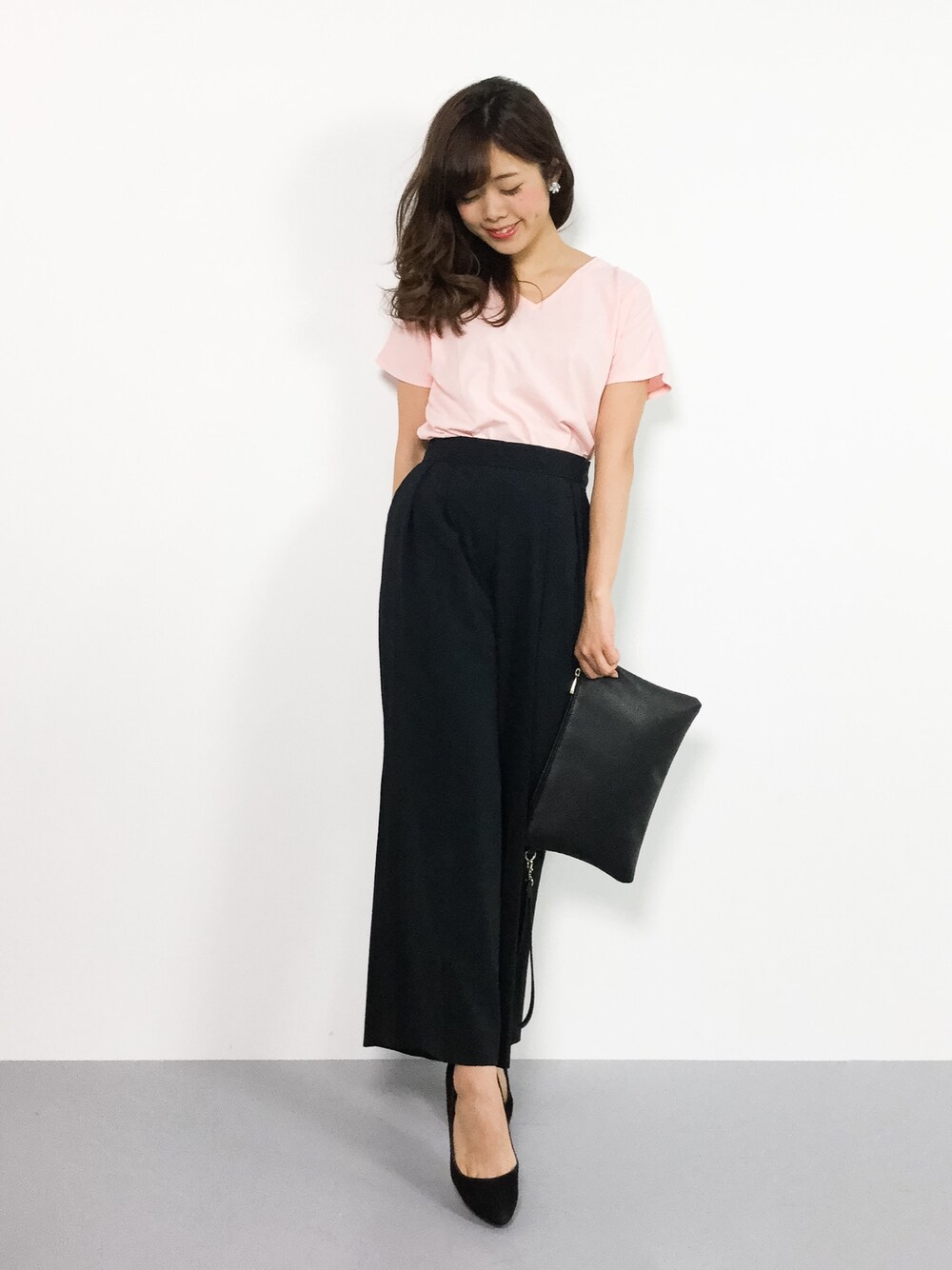 「ブラック、ピンク、クラッチバッグ、きれいめカジュアル、通勤コーデ」｜「green label relaxingの[手洗い可能/LDP]◆CR S WIDE パンツ -JJPSOP（その他パンツ、ブラック系）」を使った、ARISAさん（レディース・155cm）の夏コーディネートの1枚目の写真