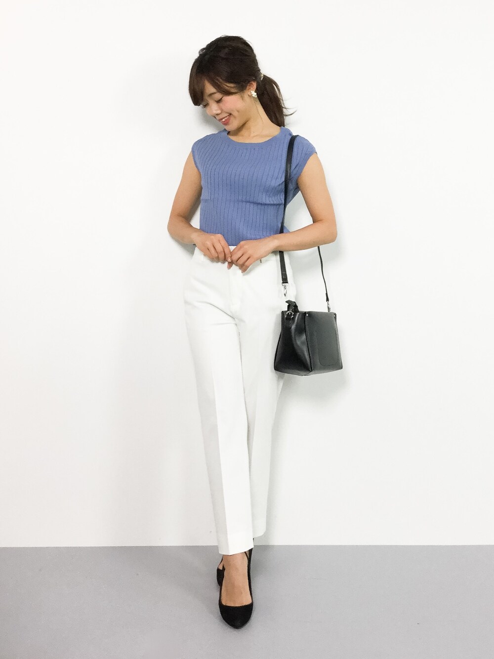 「キレイめ、白パンツ、通勤コーデ、オフィスカジュアル、オトナ女子」｜「le.coeur blancのワイドリブノースリーブ（ニット/セーター、ブルー系）」を使った、ARISAさん（レディース・155cm）の夏コーディネートの1枚目の写真