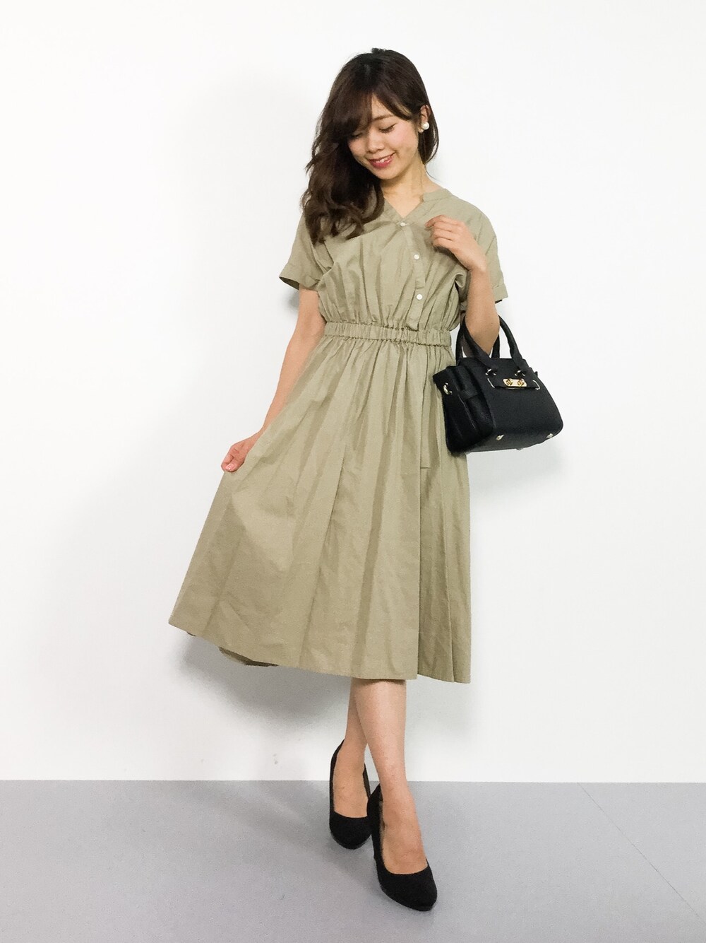 「ワンピース、デート、キレイめ、シャツワンピ、大人女子」｜「Simpliciteの 【SIMPLICITE】カシュクールシャツワンピース(手洗い可)♯（シャツワンピース、ベージュ系）」を使った、ARISAさん（レディース・155cm）の夏コーディネートの1枚目の写真