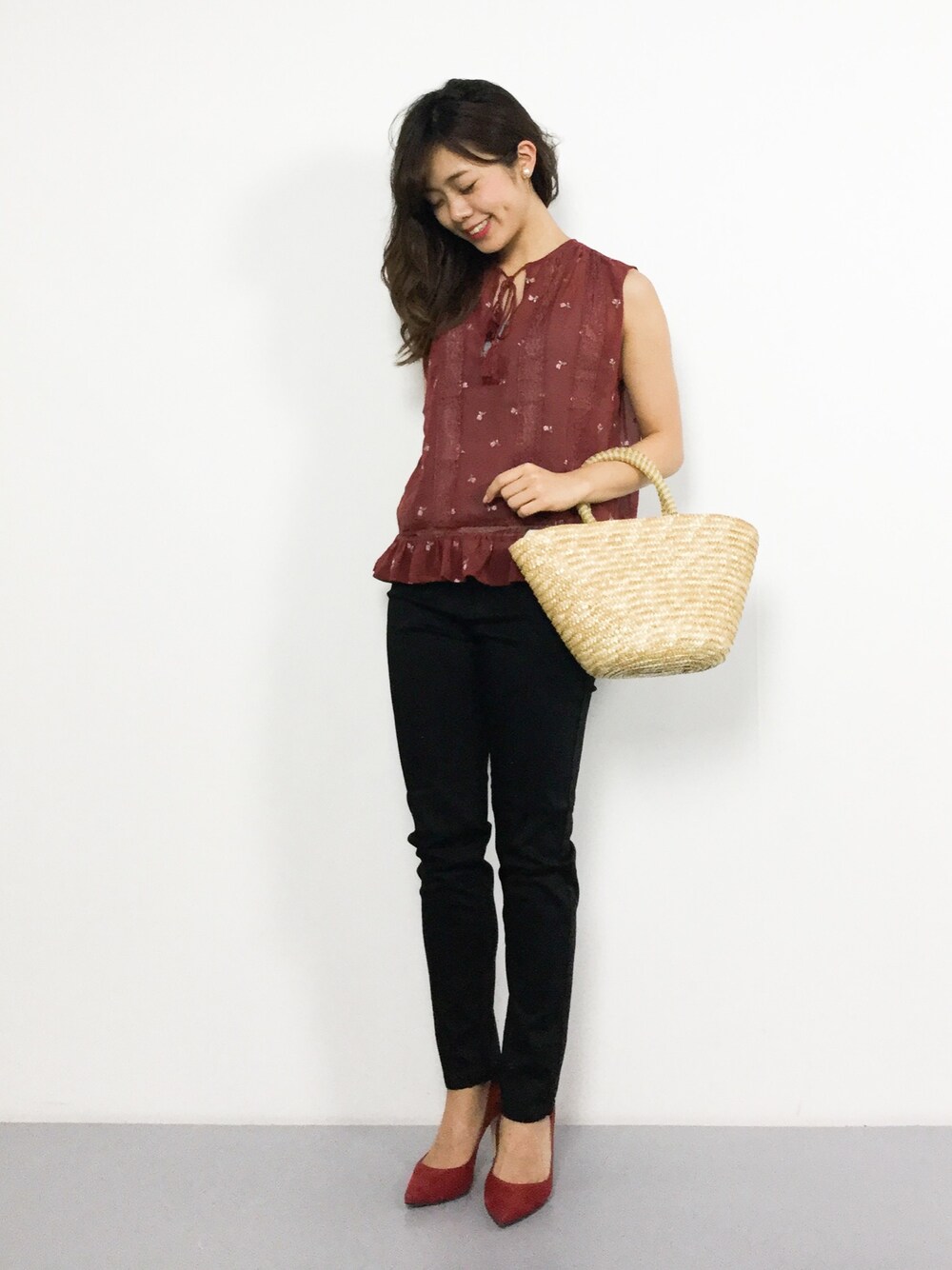 ARISAさんの「LACY EMBROIDERY TOP（MOUSSY）」を使ったコーディネート