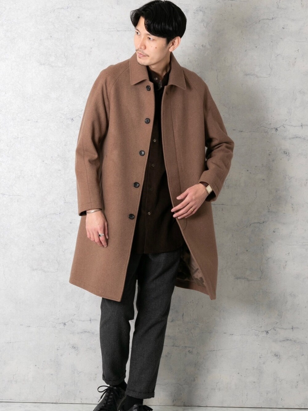 「アーバンリサーチ、アーバンリサーチロッソメン(URBAN RESEARCH ROSSO MEN)、ステンカラーコート、バルマカーンコート、ウールコート、キャメル」｜「URBAN RESEARCH ROSSO MENのアイテム（ステンカラーコート、ブラウン系）」を使った、Jさん（メンズ・184cm）の冬コーディネートの1枚目の写真