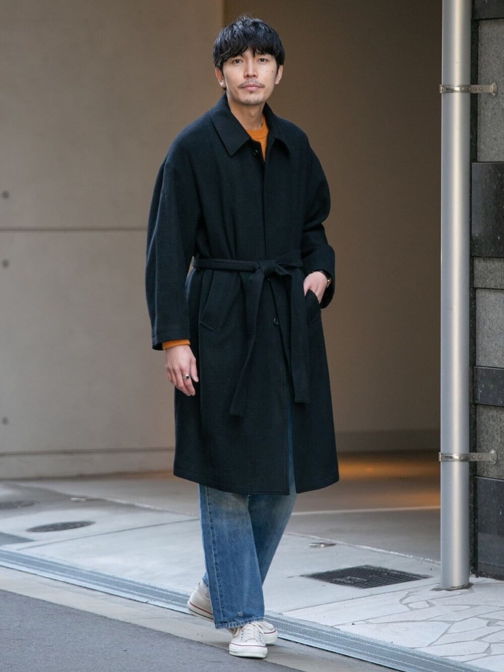 「アーバンリサーチ、URBAN RESEARCH、アーバンリサーチロッソ、URBAN RESEARCH ROSSO、ステンカラーコート、オーバーコート、オーバーサイズ、ベルテッドコート、ウールコート、コート」｜「URBAN RESEARCH ROSSO MENのベルテッドオーバーステンカラーコート（ステンカラーコート、ブラック系）」を使った、Jさん（メンズ・184cm）の冬コーディネートの1枚目の写真