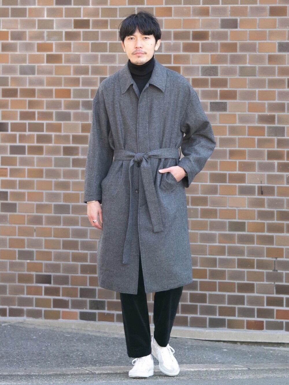 「アーバンリサーチ、アーバンリサーチロッソ、URBAN RESEARCH、URBAN RESEARCH ROSSO、urban research rosso men、ステンカラーコート、ベルテッドコート、グレー、へリンボーン、ウールコート」｜「URBAN RESEARCH ROSSO MENのベルテッドオーバーステンカラーコート（ステンカラーコート、グレー系）」を使った、Jさん（メンズ・184cm）の冬コーディネートの1枚目の写真